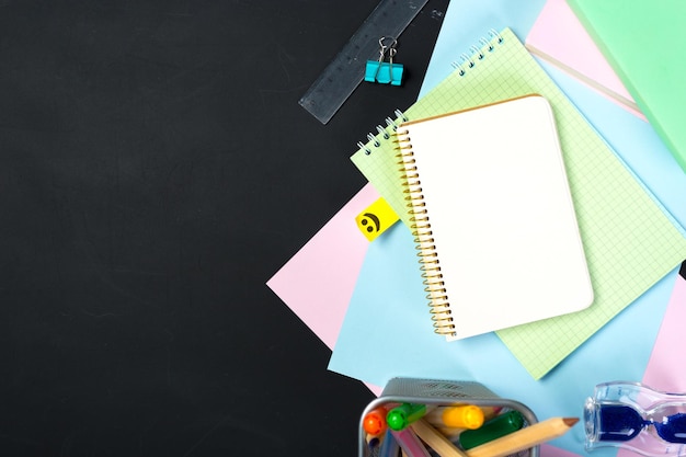 Schul- und Büromaterial auf Tafel