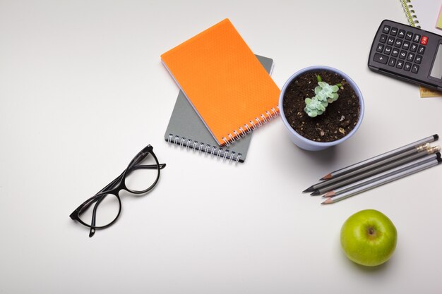 Schul- und Büromaterial über Bürotisch