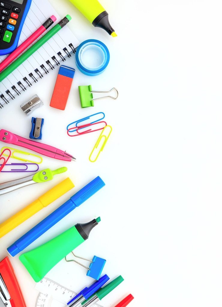 Foto schulbedarf auf weißem schreibtisch kinderkreativität flach gelegt