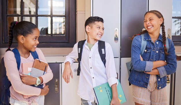 Schulbildung und Kinder, Schüler oder Freunde, die sich für gemeinsames Lernen und Wissen in der Klasse mit Büchern und Rucksack begeistern Jugend zurück in die Schule und Vielfalt Kinder im Freien für Gruppenprojektgespräche