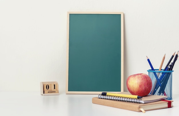 Foto schulbücher auf dem schreibtisch zu hause, bildungslernkonzept.