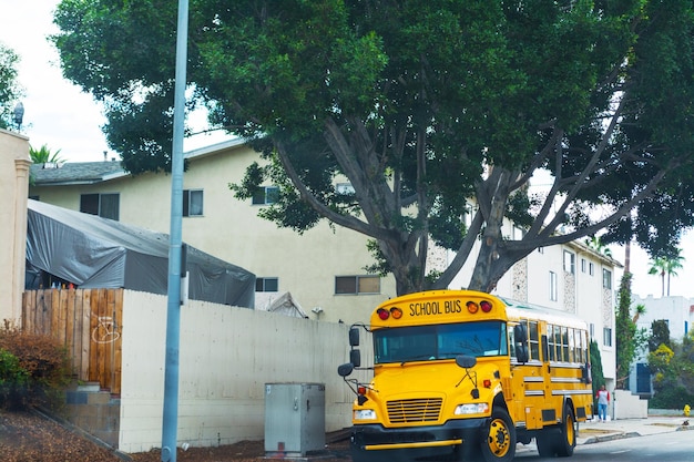 Schulbus am Straßenrand in Los Angeles