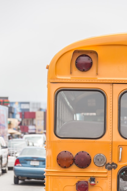 Schulbus auf amerikanischer Landstraße am Morgen