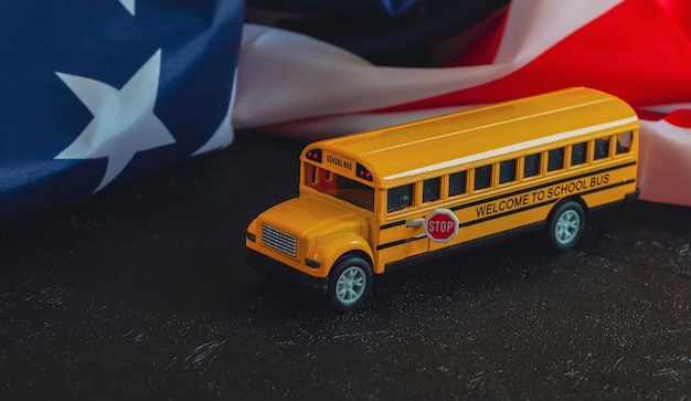 Schulbus und amerikanische Flagge