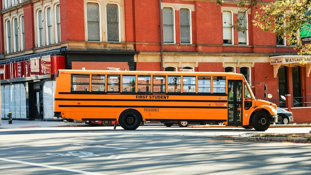 Schulbusschild an einem sonnigen Morgen als Symbol für Sicherheitserziehung und Kindheit vor blauem Himmel