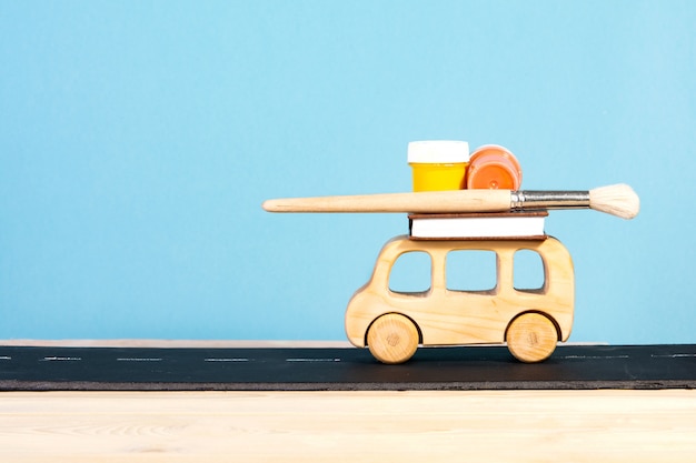 Schule liefert glücklichen Kinderbus