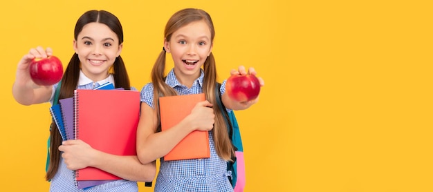 Schule Mädchen Freunde Happy Teen Girls Bücher zeigen Äpfel Porträt von Schulmädchen Student Studio Banner