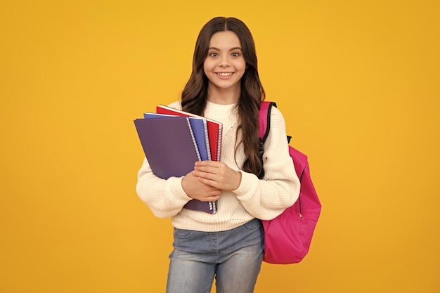 Schule Teenager-Mädchen mit Buch und Schreibheft Teenager Schülerin Student isoliert Hintergrund Lernen und Wissen Gehen Sie Studie Education-Konzept Glückliches Gesicht positiv und lächelnd