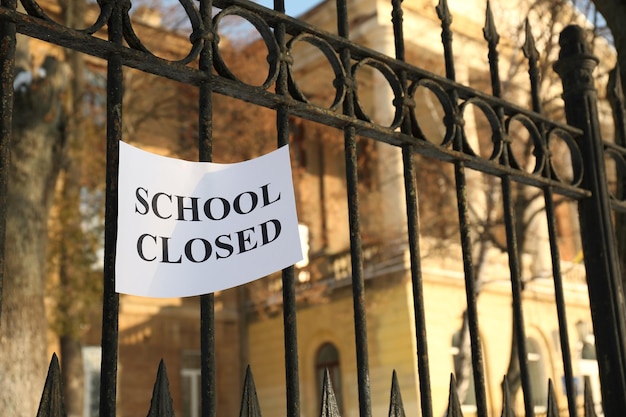 Foto schule wegen starkem schneefall geschlossen