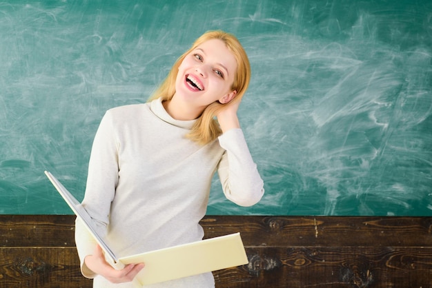 Schule zurück in die Schule Klassenzimmer Schullehrer Ausbildung Job lächelnder Lehrer im Klassenzimmer Lehrer