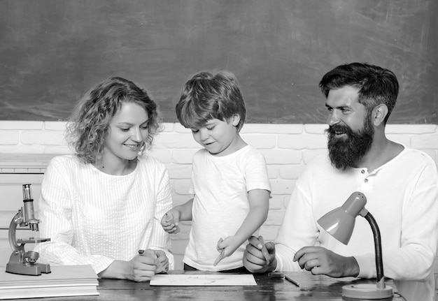 Schulfamilienerziehung Kinder im Vorschulalter von der Grundschule mit Eltern in Schuleltern