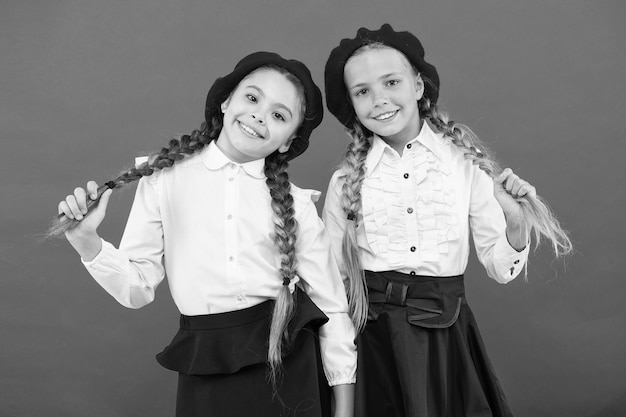 Schulfreundschaft Schulmädchen tragen formelle Schuluniform Kinder schöne Mädchen lange geflochtene Haare Kleine Mädchen mit Zöpfen bereit für die Schule Schulmodekonzept Beste Freunde Fancy Style