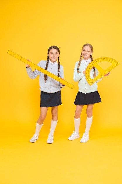 Schulfreundschaft Schultag Spaß fröhliche Momente Kinder süße Schüler Wissenstag Schulmädchen beste Freunde ausgezeichnete Schüler Sekundarschule Schulmädchen ordentliches Aussehen Schuluniform