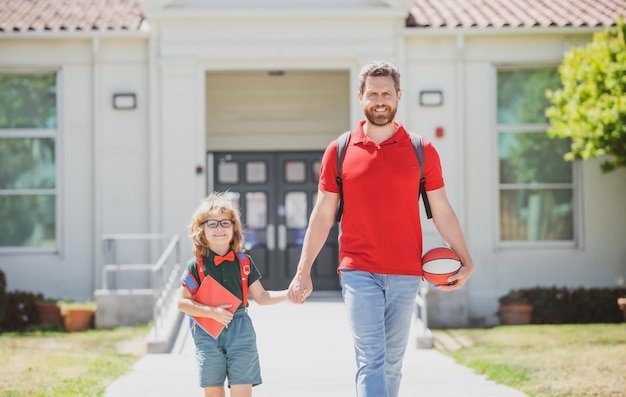 Schuljunge, der mit Vater zur Schule geht