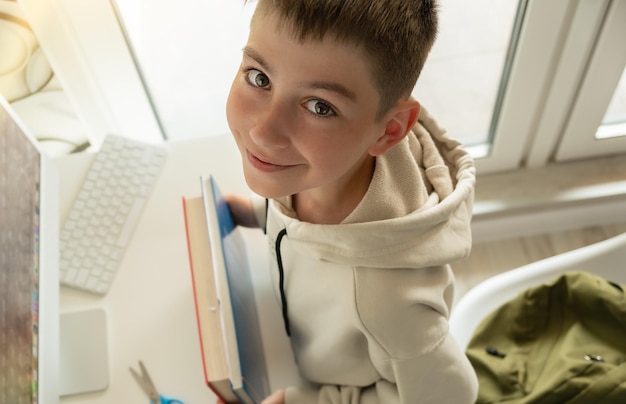 Schuljunge sammelt Bücher in einem Rucksack zurück zum Schulkonzept