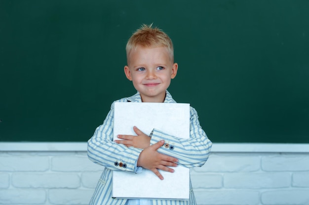 Schuljunge studiert Mathematik im Klassenzimmer in der Grundschule Porträt des Schülers in der Klasse