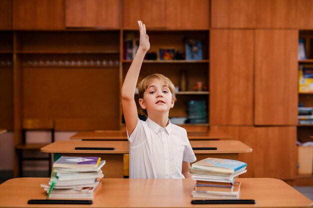 Schulkind Bildung Studentenjunge studiert Bücher kleines Kind in Brille Abakusuhr