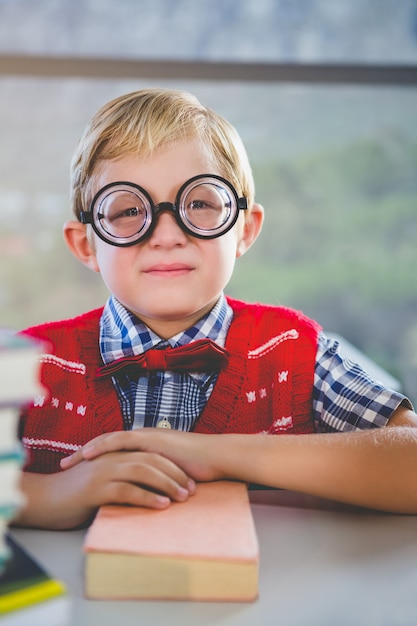 Foto schulkind, das vorgibt, lehrer im klassenzimmer zu sein