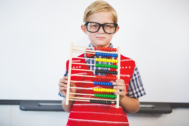 Schulkind, das vorgibt, Lehrer zu sein