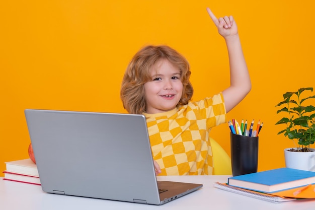 Schulkind, das Zeigefinger mit großer neuer Idee hält Schulkind mit Laptop-Computer