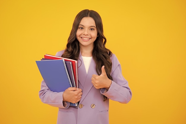 Schulkind mit Buch Lernen und Bildung