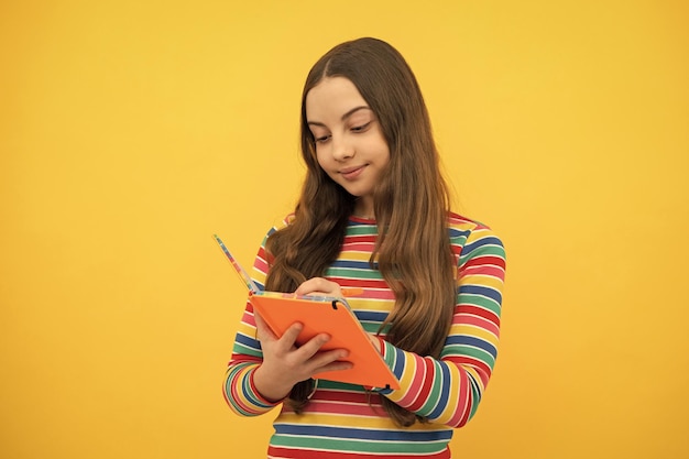 Schulkind mit Buch Lernen und Bildung