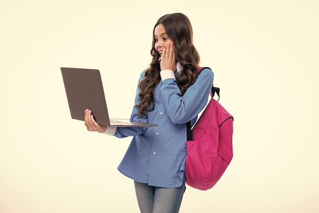Schulkind, Teenager-Studentin mit Laptop auf weißem isolierten Studio-Hintergrund Kinder Schule