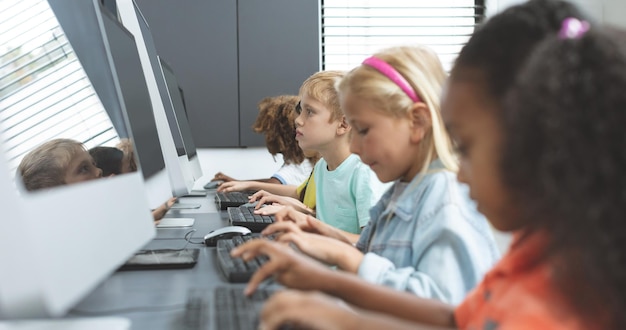 Foto schulkinder benutzen computer in der schule