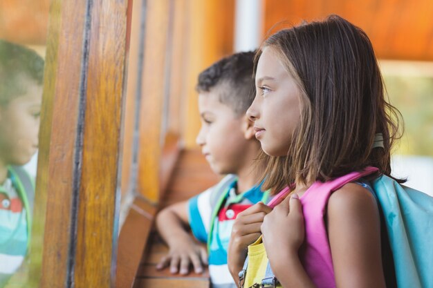 Schulkinder, die durch Fenster schauen