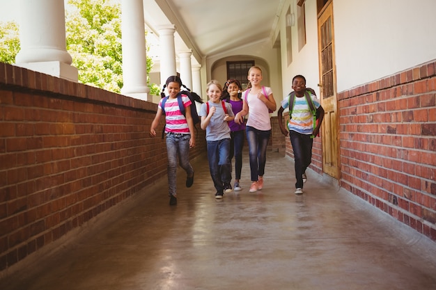 Schulkinder, die in Schulkorridor laufen