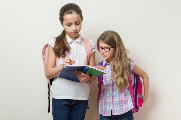 Schulkinder Freundinnen