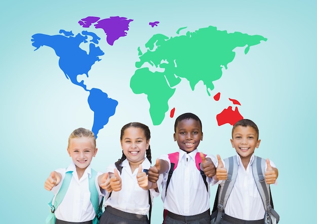 Schulkinder halten Daumen hoch vor bunter Weltkarte