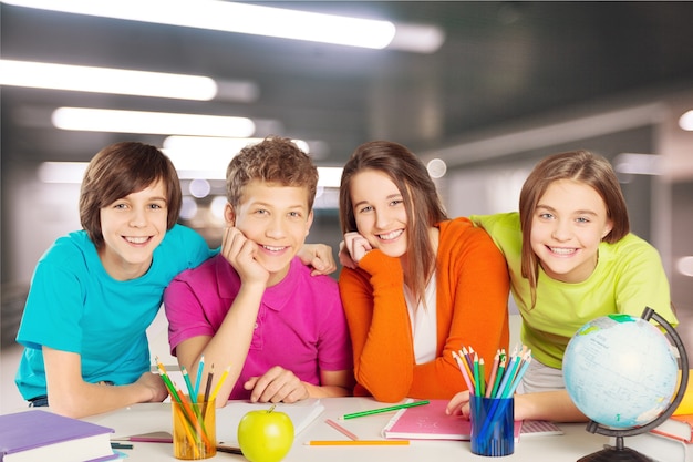 Schulkinder im Klassenzimmer schreiben ,