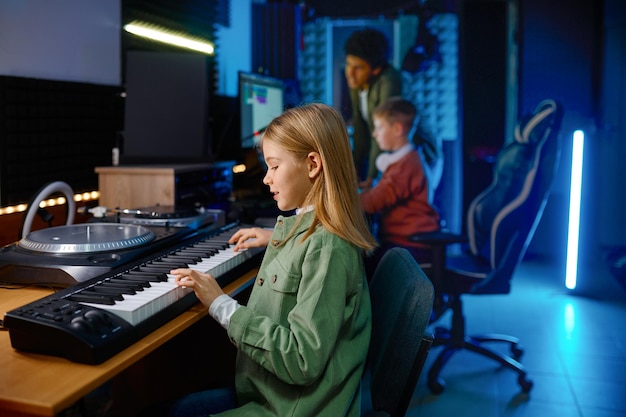 Schulkinder im Tonstudio