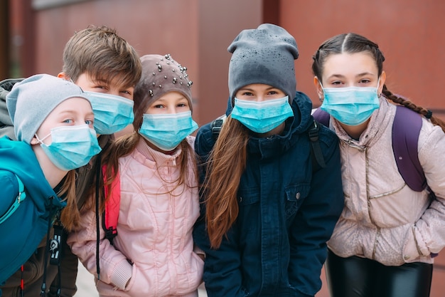 Schulkinder in medizinischen Masken