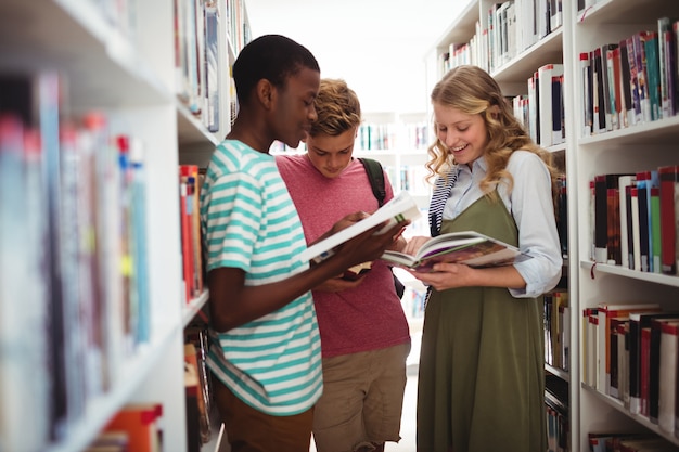 Schulkinder lesen Bücher in der Bibliothek in der Schule