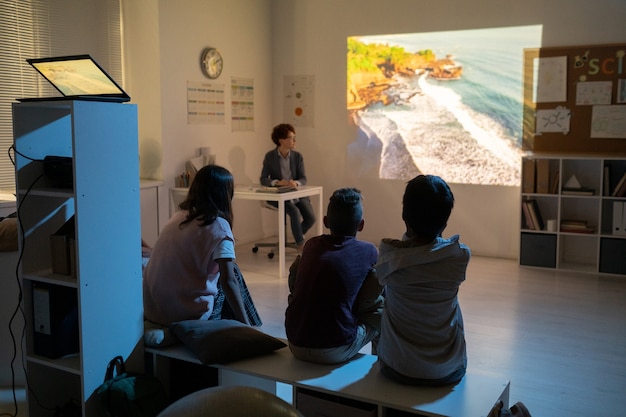 Schulkinder schauen sich einen Film über die natürliche Umwelt an