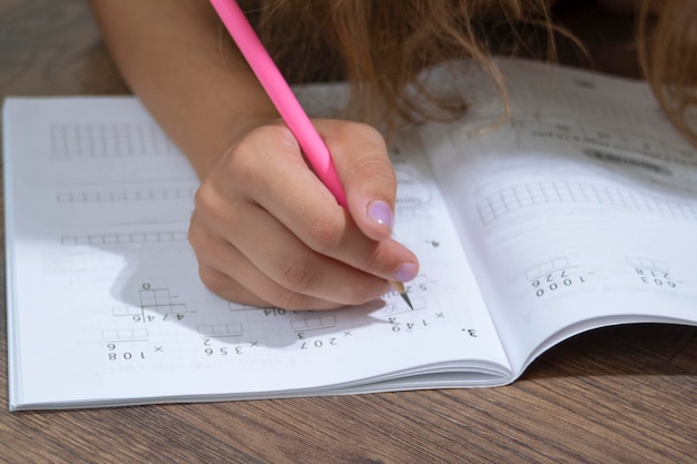 Foto schulkinder sitzen auf dem boden und zeichnen mit bleistiften in ein notizbuch