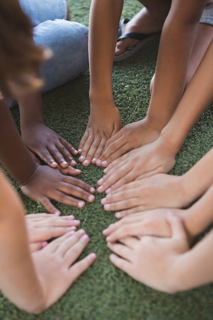 Schulkinder spielen im Gras