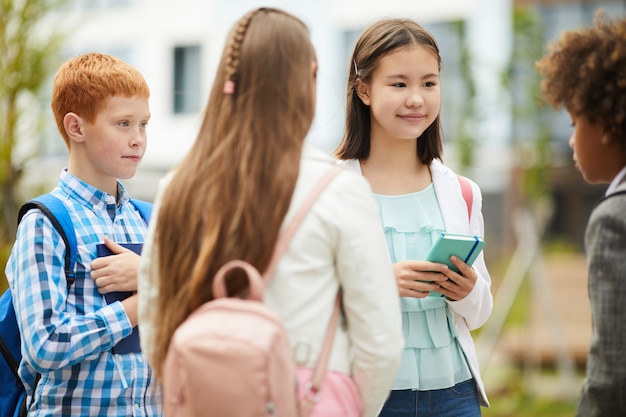 Schulkinder stehen im Freien