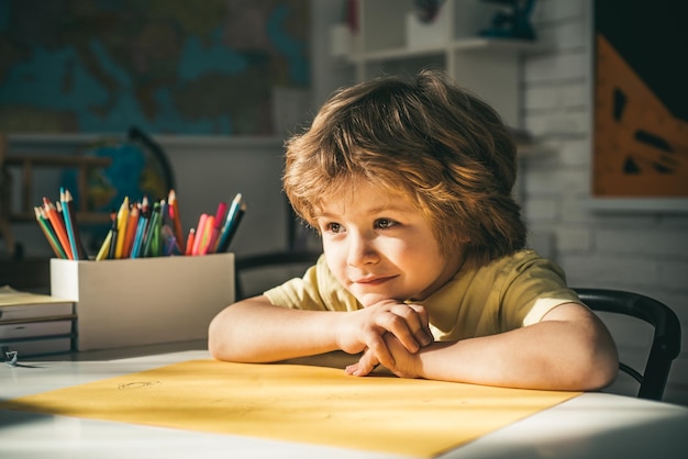 Schulkinder talentiertes Kind macht sich bereit für die Schule