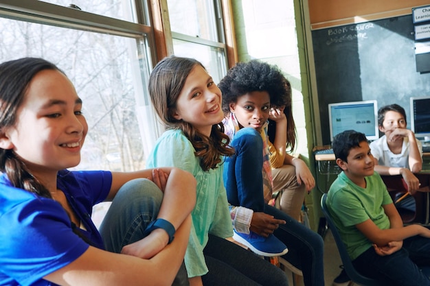 Schulkinder und Portrait- und Diversity-Freunde in einem Klassenzimmer, um zu lernen, zu lernen und Wissen zu erwerben