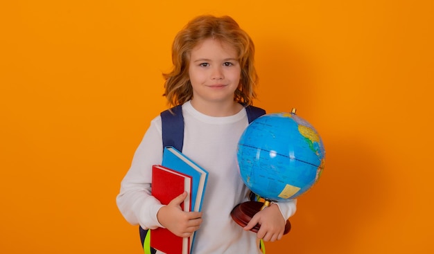 Schulkindporträtschüler mit Weltkugel und Buchschulkinderstudent mit Rucksack elementar