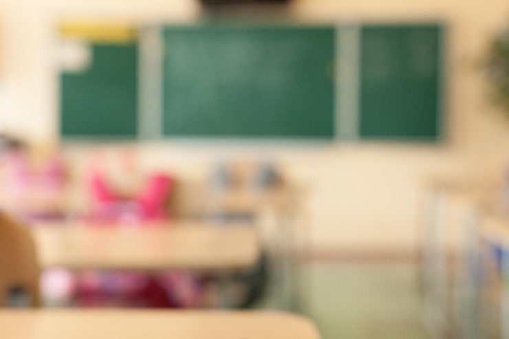 Foto schulklassenzimmer im unscharfen hintergrund