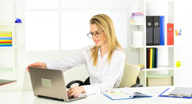 Schullehrer studieren Online-Millennial-Frauen sehen Webinar auf Notebook im modernen Büro Geschäftsfrau spricht über Videoanruf mit drahtloser Internetverbindung des Kunden oder Kollegen