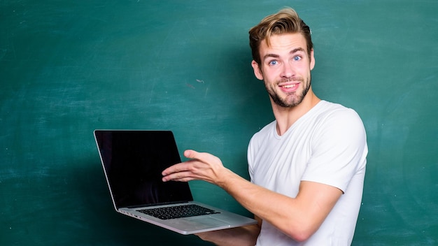 Schullehrerprogrammierung mit Laptop Schüler lernen Programmiersprache Programmierung Webentwicklung Schöner Mann nutzt moderne Technologie Digitaltechnik Online-Kurs für Programmierer bewerben
