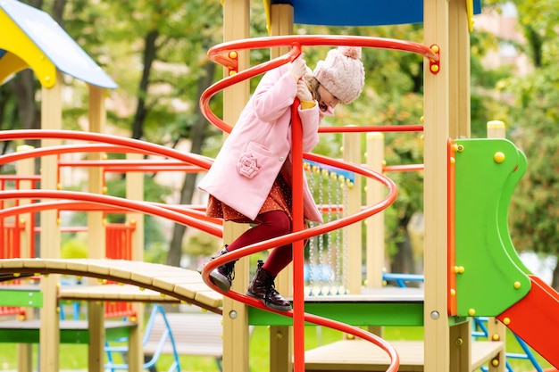 Schulmädchen auf dem Spielplatz