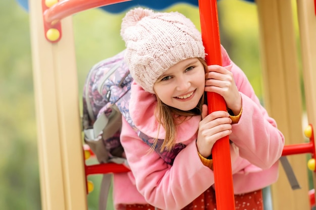 Schulmädchen auf dem Spielplatz