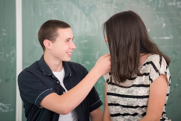 Schulmädchen, das mit ihrem männlichen Classmate spricht