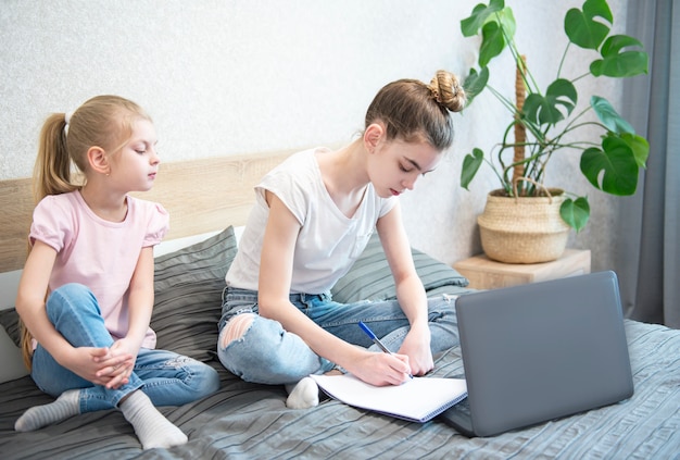 Schulmädchen, die zu Hause studieren